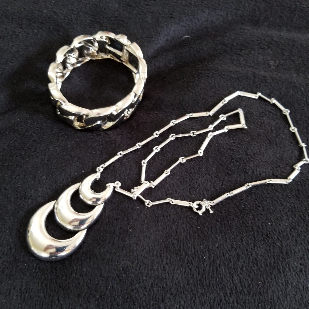 Silver necklace and bracelet set